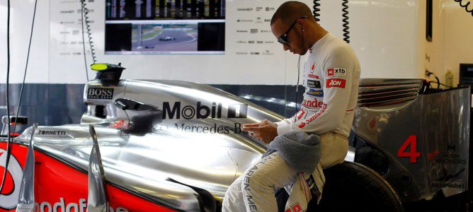 Lewis Hamilton pensativo en el box de McLaren durante el GP de Hungría 2012