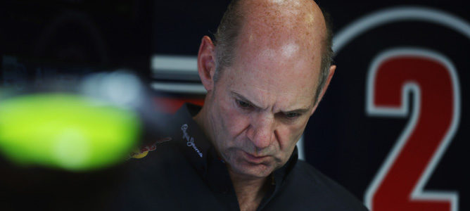 Adrian Newey mira el RB8 de Webber en Hungría