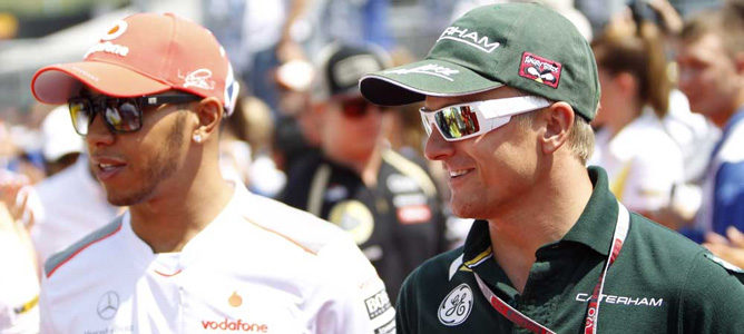 Kovalainen y Hamilton en la parrilla de Hungaroring