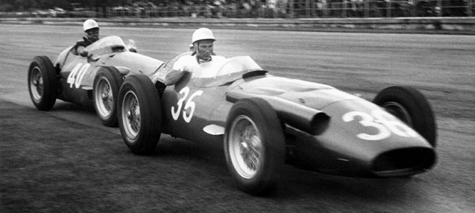 Stirling Moss lidera el GP de Italia de 1956