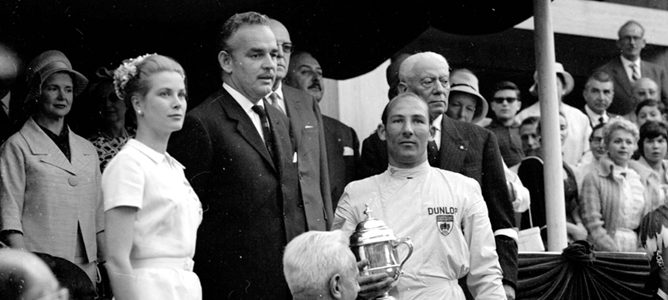 Stirling Moss en el podio del GP de Mónaco