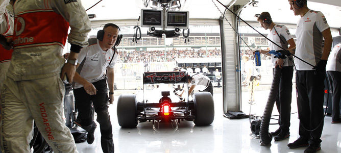 Un McLaren saliendo de boxes
