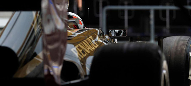Kimi Räikkönen saliendo de boxes con su Lotus E20