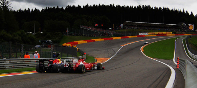 Mark Webber y Fernando Alonso en Eau Rouge