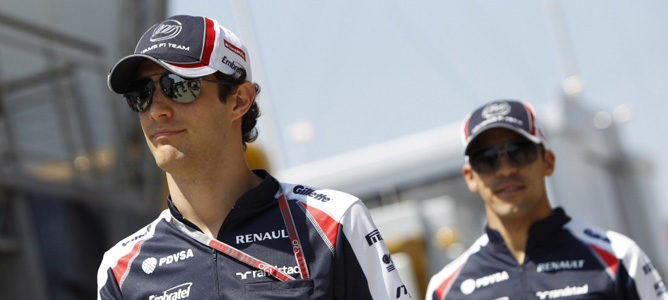 Bruno Senna y Pastor Maldonado caminan por el paddock