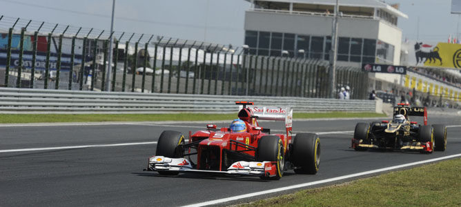 El F2012 de Fernando Alonso perseguido por un Lotus