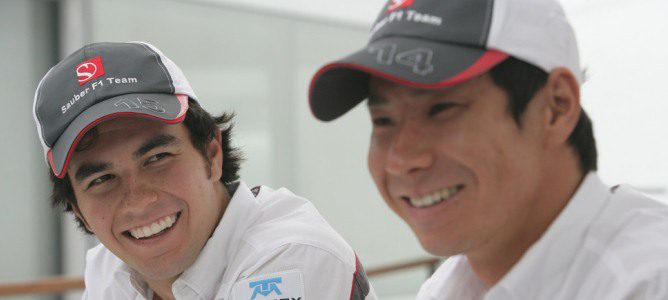 Sergio Pérez y Kamui Kobayashi sonrientes ante los medios