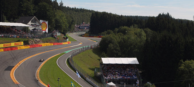 Räikkönen atraviesa Eau Rouge