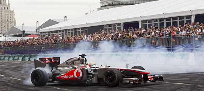 Lewis Hamilton en una exhibición con McLaren