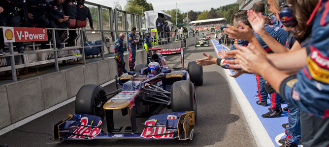 Daniel Ricciardo vuelve a boxes tras la carrera de Spa