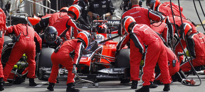 Timo Glock en una parada en boxes en Spa