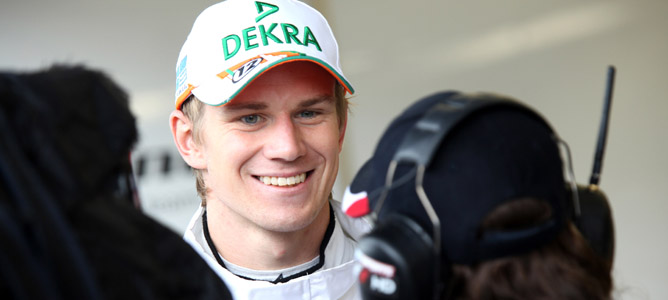 Nico Hülkenberg sonríe ante la prensa