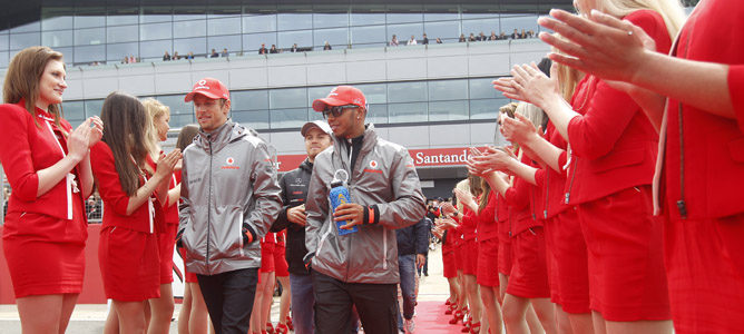 Lewis Hamilton charla con Jenson Button