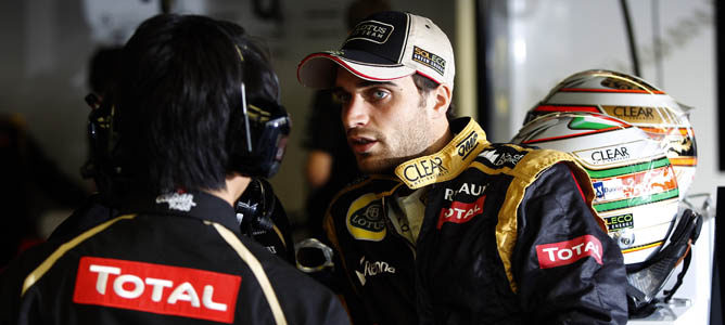 Jerome D'Ambrosio charla con el equipo de Lotus