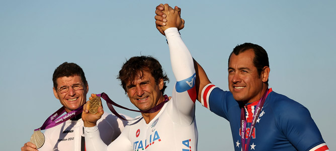 Alex Zanardi con uno de sus oros