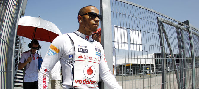 Lewis Hamilton saliendo a la parrilla