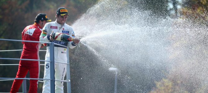 Sergio Pérez y Fernando Alonso en el podio de Monza