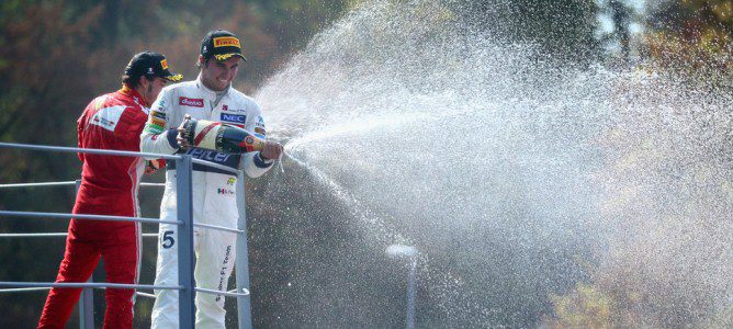 Sergio Pérez en el podio de Monza junto con Fernando Alonso