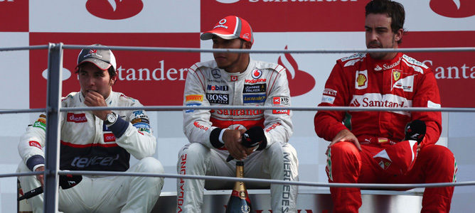 Pérez, Hamilton y Alonso sentados en el podio de Monza 2012