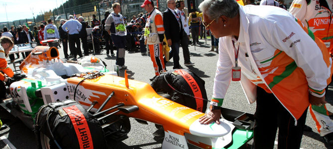 Vijay Mallya junto a un monoplaza de Force India