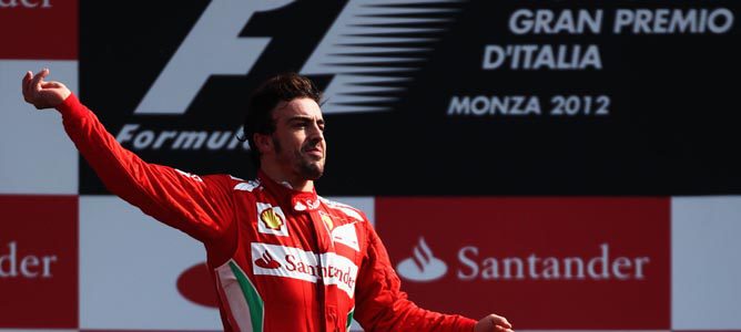 Fernando Alonso en el podio de Monza