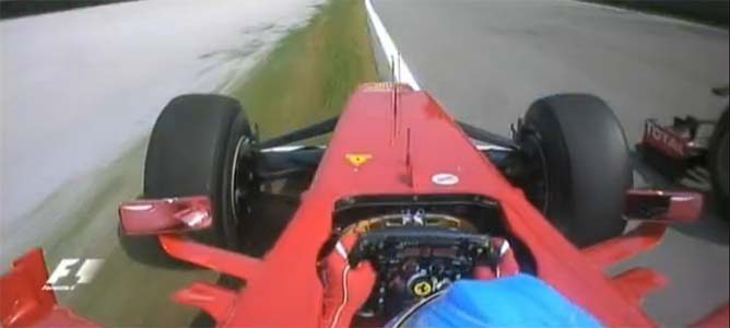 Alonso intenta pasar a Vettel en el GP de Italia