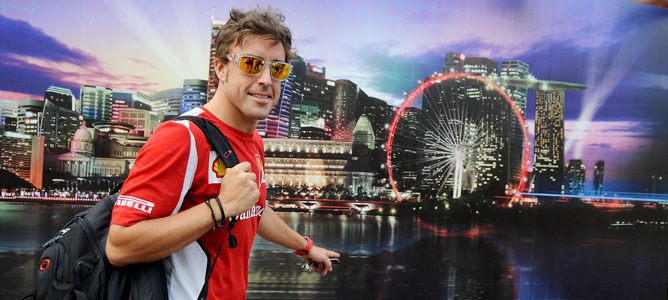 Fernando Alonso sonríe a su llegada a Singapur