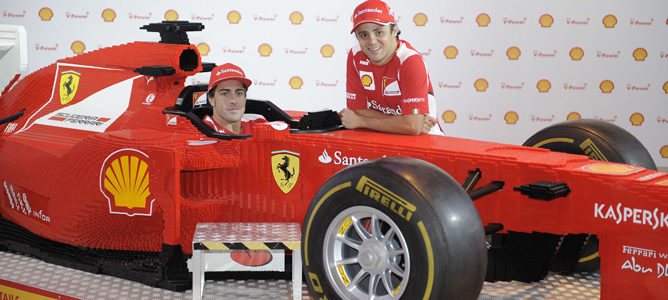 Fernando Alonso y Felipe Massa junto a un Ferrari de Lego