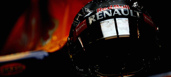 Sebastian Vettel con su casco de LEDs en Singapur 2012