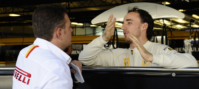 Robert Kubica habla con un ingeniero de Pirelli