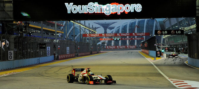 Pedro de la Rosa pasando por la recta de meta de Marina Bay Street Circuit