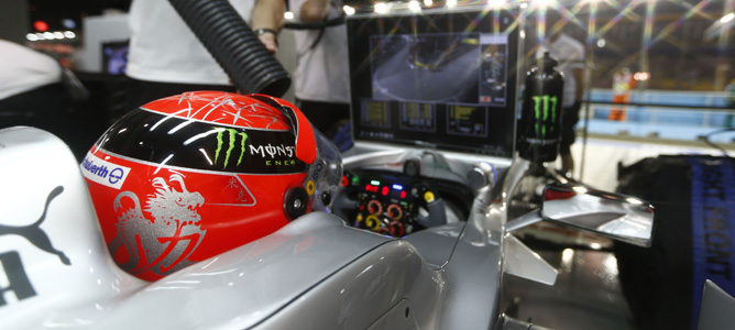 Michael Schumacher siguiendo la acción desde su garaje
