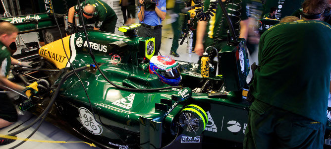 Vitaly Petrov en el box durante la Q1 de Singapur