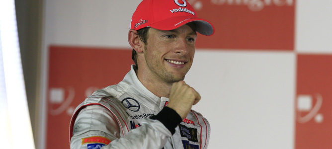 Jenson Button celebra su podio en Singapur 2012