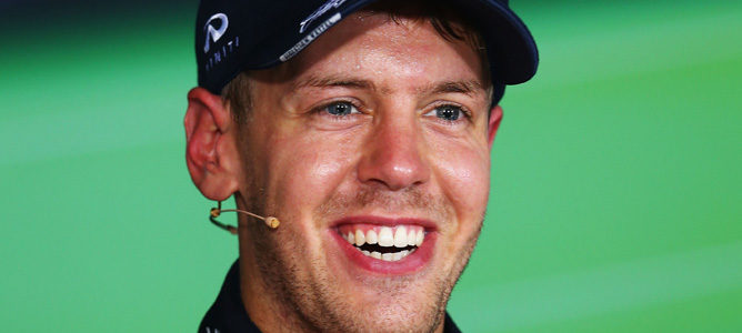 Sebastian Vettel sonríe en la rueda de prensa de Singapur