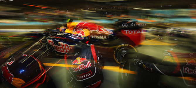 Mark Webber sale de boxes en Singapur 2012