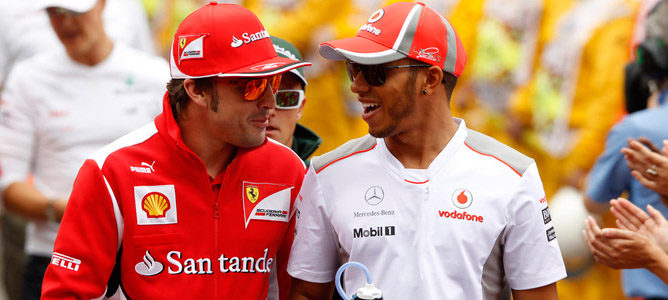 Lewis Hamilton y Fernando Alonso bromeando