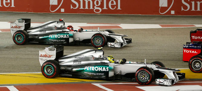 Rosberg y Schumacher en la salida de Singapur