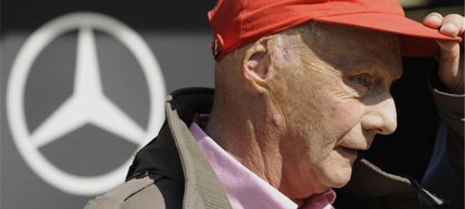 Niki Lauda con la estrella de Mercedes de fondo