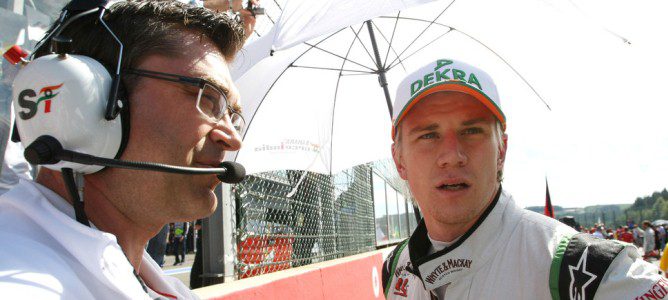 Nico Hülkenberg habla con sus ingenieros en la parrilla