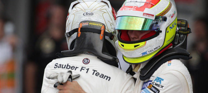 Kobayashi y Pérez se abrazan tras la clasificación de Japón 2012