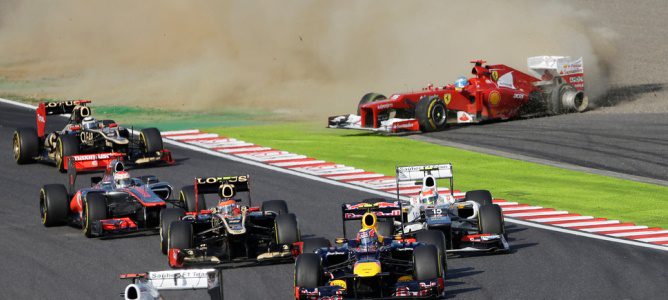 Fernando Alonso fuera de la pista debido a su toque con Kimi Räikkönen