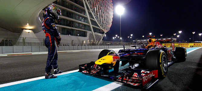 Vettel mirando al coche