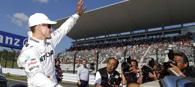 Michael Schumacher saluda a la grada en Japón 2012
