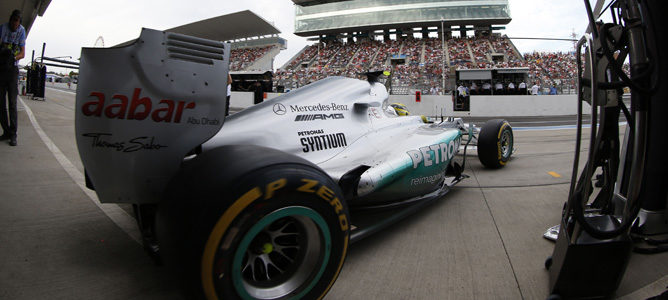 Nico Rosberg sale de boxes con su Mercedes