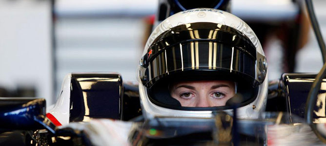 Susie Wolff se estrena al volante de un Fórmula 1 en Silverstone