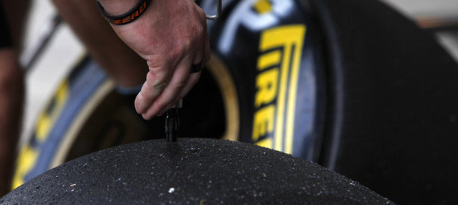 Operario de Pirelli prueba un neumático