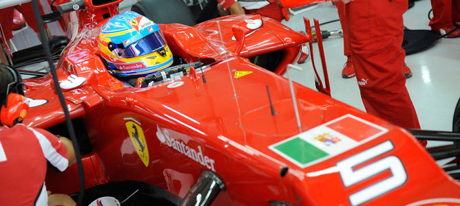 Bandera de la marina italiana en el F2012 en India