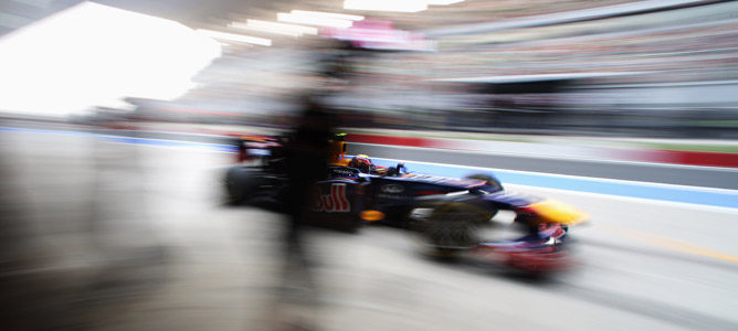 Mark Webber sale del pit lane en India
