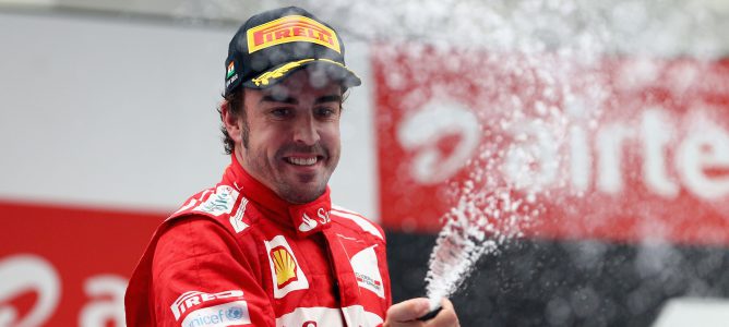 Fernando Alonso en el podio de India)